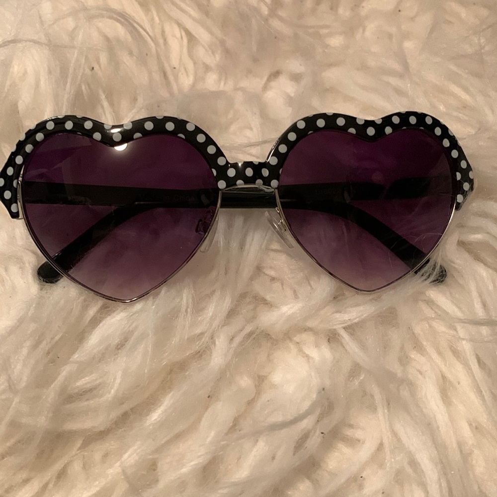 Cute Black polka dot sunnies 😎